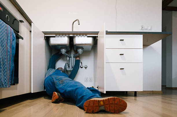 Professional Emergency Plumber technician working in West Mclean, VA